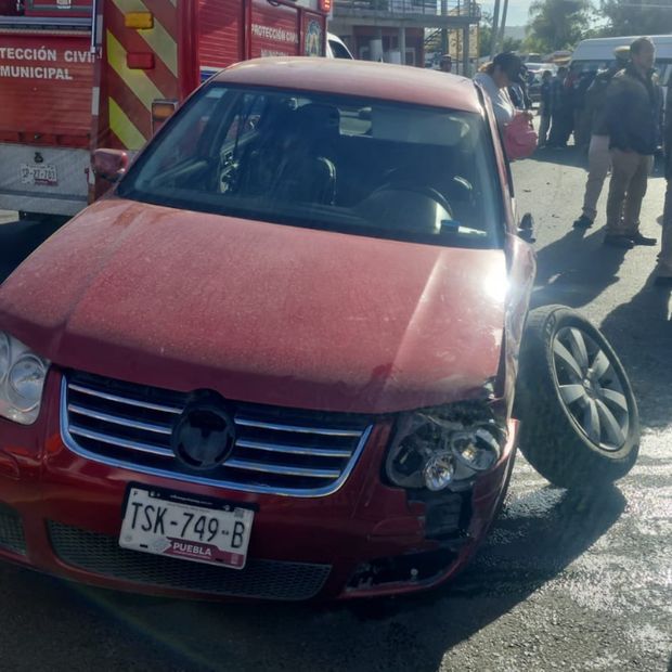 Choque entre auto y transporte público moviliza a cuerpos de emergencias en Puebla